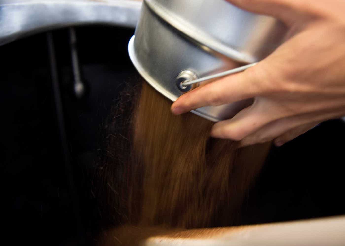 Produktion – Vermengt mit Wasser zieht der Kaffee für mehrere Stunden. 1