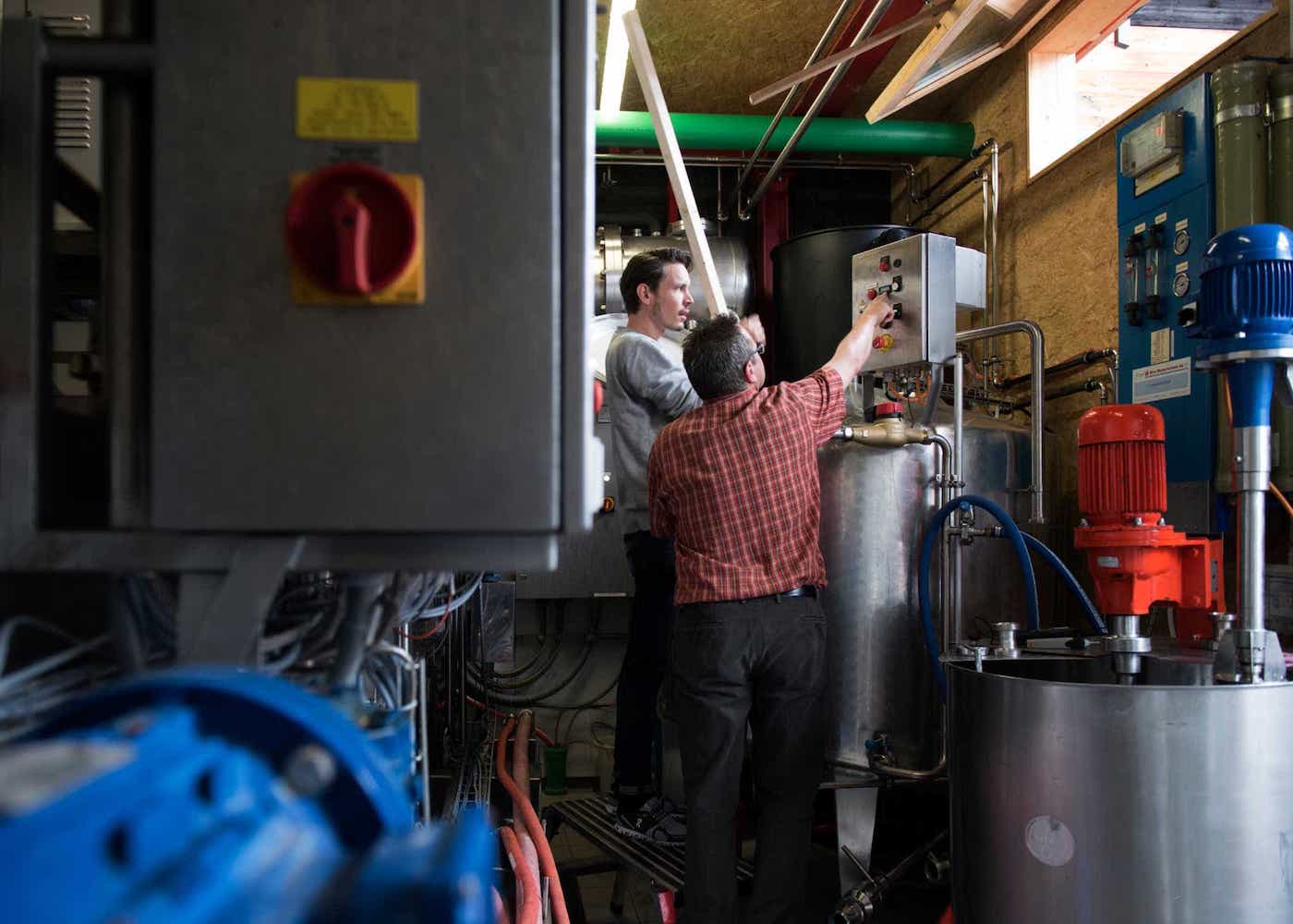 Produktion – Vermengt mit Wasser zieht der Kaffee für mehrere Stunden. 2