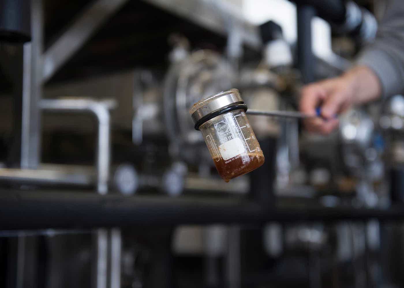 Produktion – Vermengt mit Wasser zieht der Kaffee für mehrere Stunden. 4