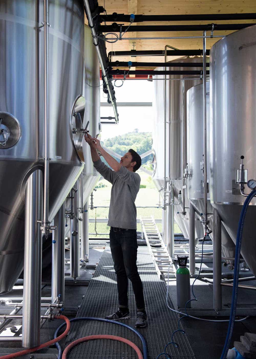 Produktion – Vermengt mit Wasser zieht der Kaffee für mehrere Stunden. 6