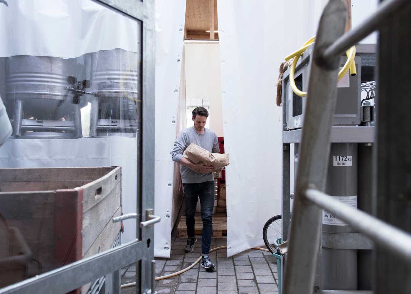 Produktion – Tonic-Ingredienzen natürlichen Ursprungs werden beigefügt. 8